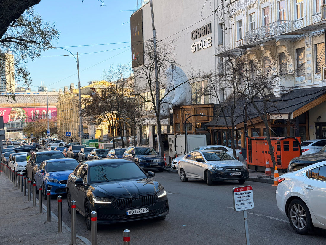 Mobila och stationära reservkraftsaggregat i stadsmiljö i Kyiv, där tillgång till reservkraft blivit en viktig del av samhällets motståndskraft.